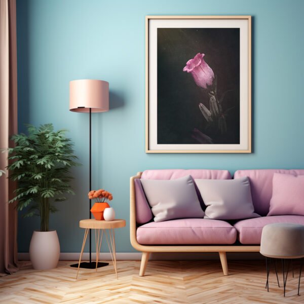 Mise en situation tableau artistique "Le campanule au clair de Lune" accroché sur le mur d'un salon
