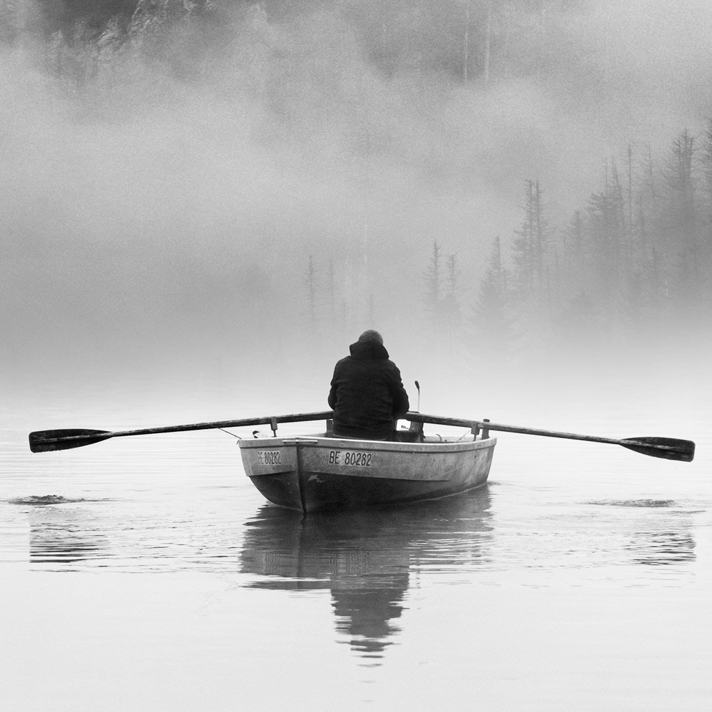 Close-up tableau artistique "Sérénité" représentant un batelier sur un lac