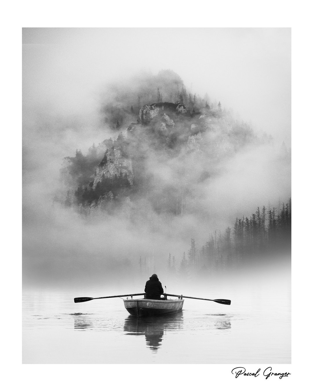 Tableau artistique Noir et Blanc "Sérénité" représentant un batelier sur un lac sur fond de montagne dans la brume