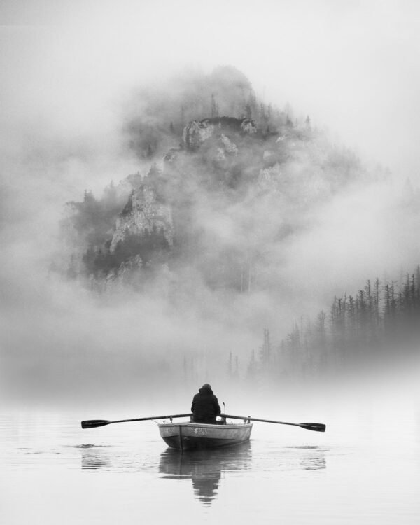 Tableau artistique Noir et Blanc "Sérénité" représentant un batelier sur un lac sur fond de montagne dans la brume