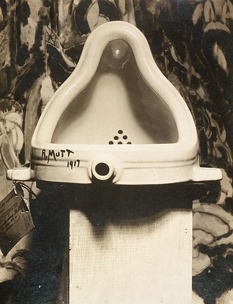 Marcel_Duchamp,_1917,_Fountain,_photograph_by_Alfred_Stieglitz Fontaine en forme de pissotière