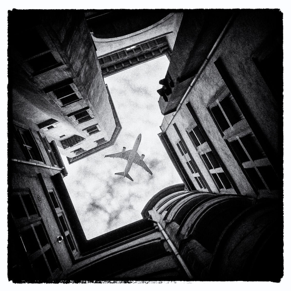 Vol d'avion au dessus des traboule de Lyon