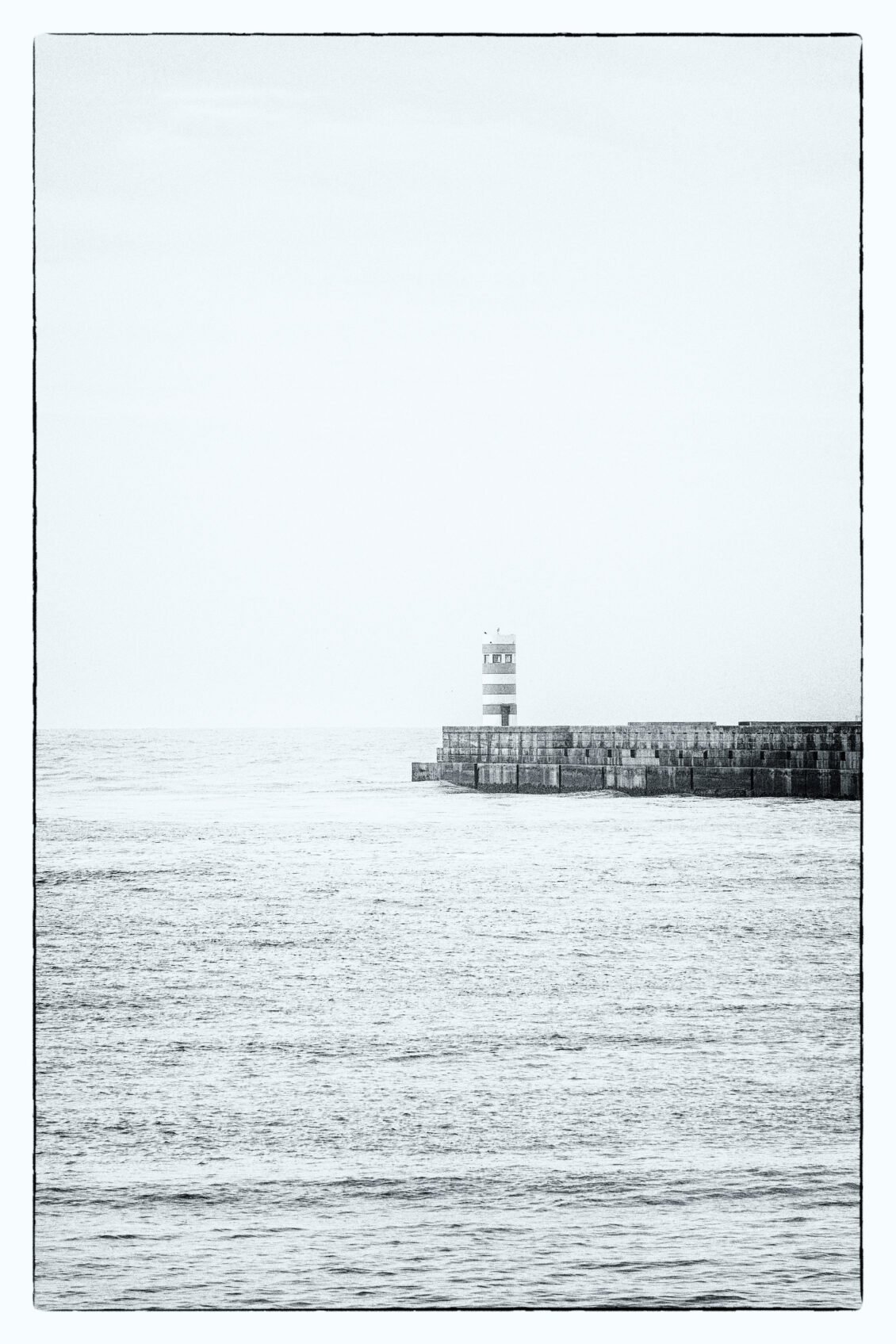 Photo minimaliste de Farolim da Barra do Douro