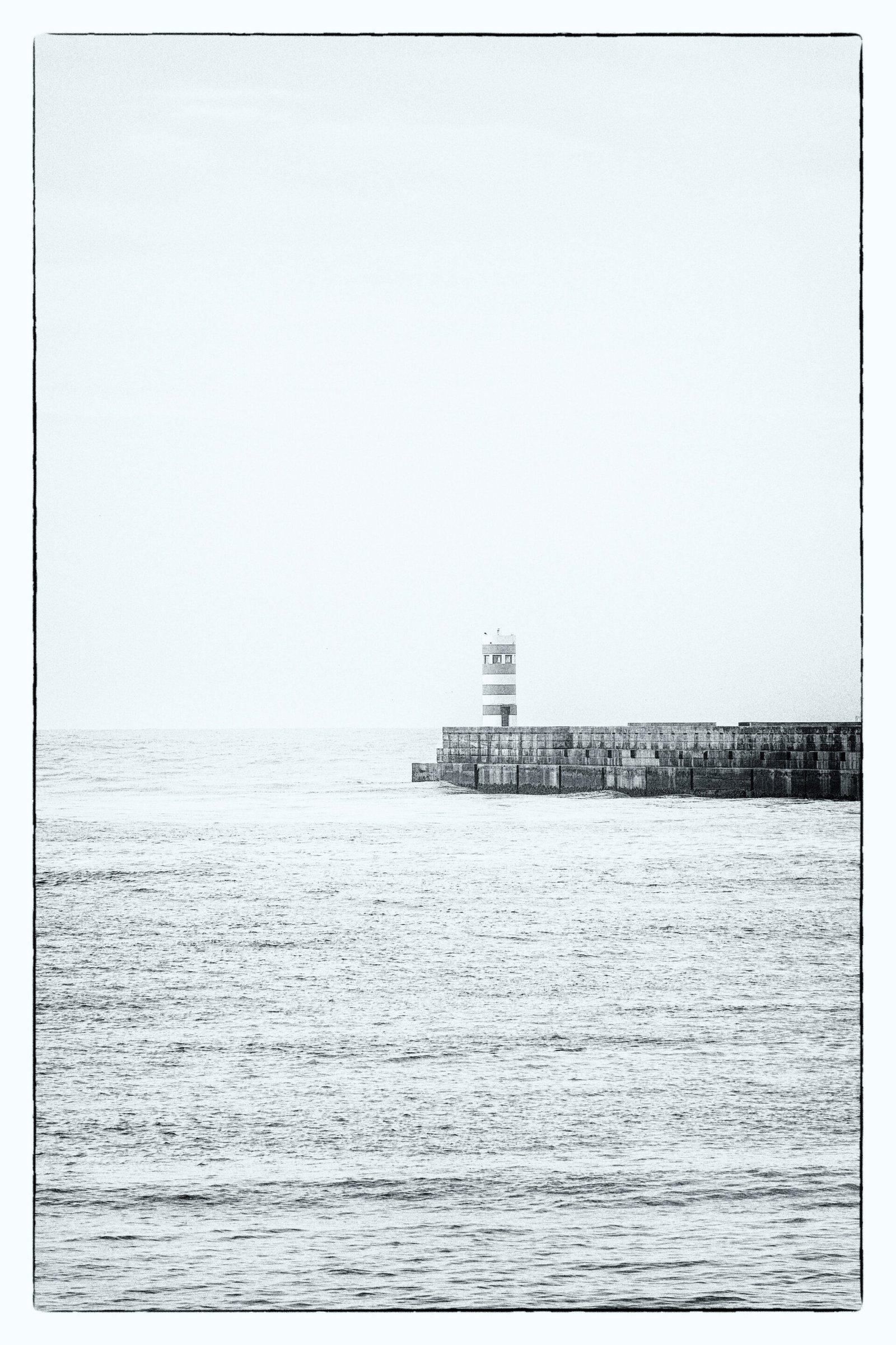 Photo minimaliste de Farolim da Barra do Douro